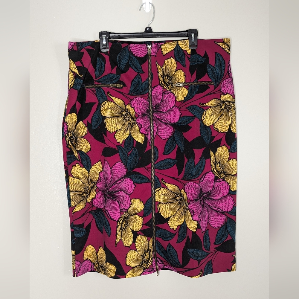 Beautiful plus size midi pencil skirt, size 20W. NWOT. Dark floral print.